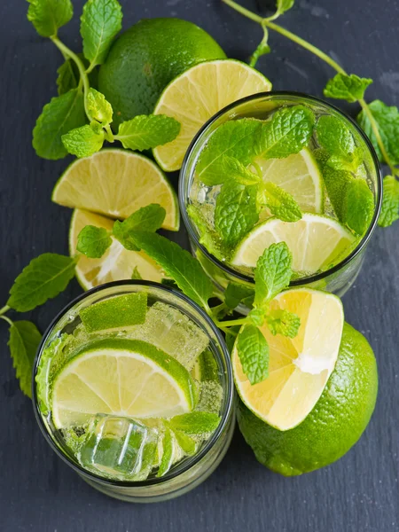 Mojito otlar ile kokteyl — Stok fotoğraf