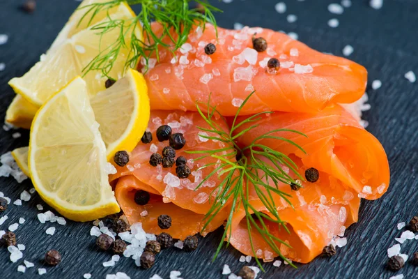 Gerookte zalm met citroen — Stockfoto