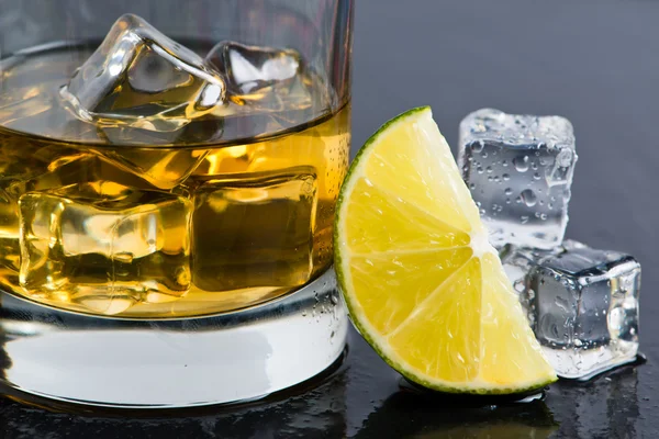 Rum met ijs — Stockfoto