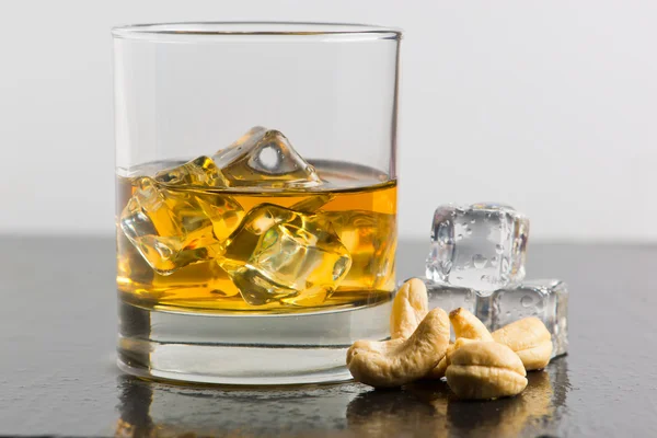 Whisky con noci — Foto Stock