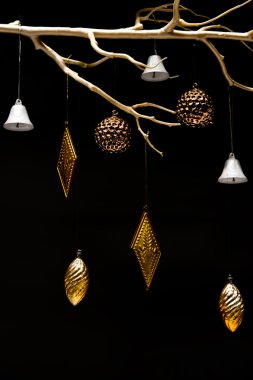 Siyah arka planda noel topları