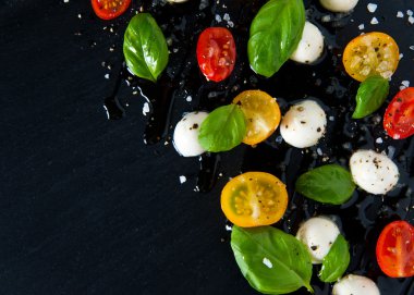 taş plaka üzerinde Caprese salatası