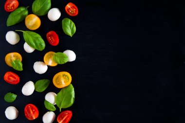 taş plaka üzerinde Caprese salatası