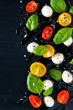 taş plaka üzerinde Caprese salatası