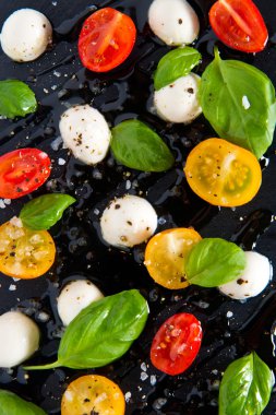 taş plaka üzerinde Caprese salatası