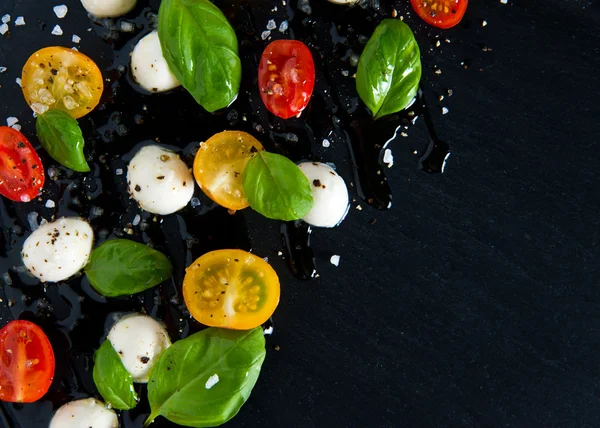 Salada caprese em prato de pedra — Fotografia de Stock