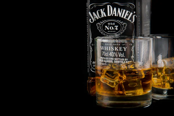 Jack Daniel'ın viski şişe ve cam