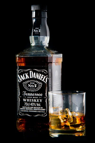 Garrafa de uísque e vidro de Jack Daniel — Fotografia de Stock