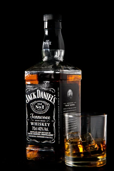 Garrafa de uísque e vidro de Jack Daniel — Fotografia de Stock