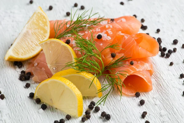 Salmón ahumado sobre fondo blanco —  Fotos de Stock