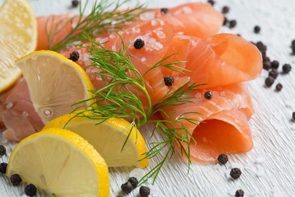 Gerookte zalm op witte achtergrond — Stockfoto