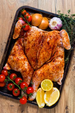Bütün kızarmış tavuk Spatchcock
