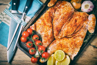 Bütün kızarmış tavuk Spatchcock