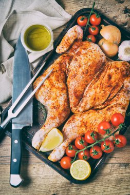 Bütün kızarmış tavuk Spatchcock