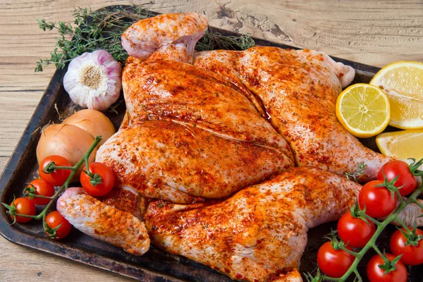 Bütün kızarmış tavuk Spatchcock