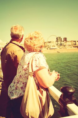 Çift Enjoying görünümü güzel Pier üzerine