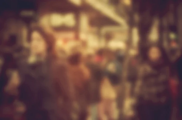 Menigte van anonieme mensen lopen op drukke Londen. — Stockfoto