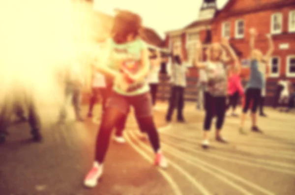 Bailarines modernos bailando en la calle. Estilo de vida urbano. Generación de hip-hop . — Foto de Stock