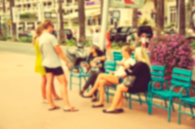 arka plan açık havada konuşurken rahat gençler grup