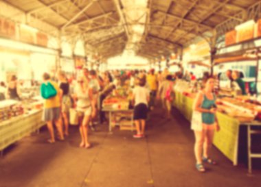 güneşli bir günde adil markette alışveriş insanlar,