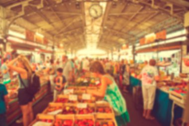 güneşli bir günde adil markette alışveriş insanlar,