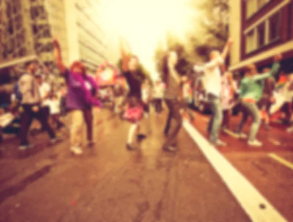 Bailarines modernos bailando en la calle. Estilo de vida urbano . — Foto de Stock