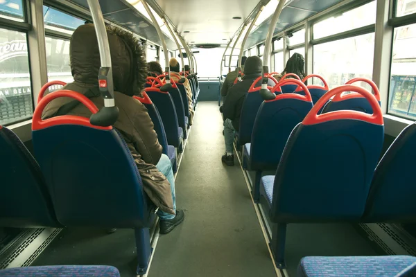 Autobus piętrowy londyńskiej z ludzi jurney — Zdjęcie stockowe