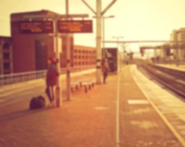 Pessoas em uma estação ferroviária viajando de trem — Fotografia de Stock