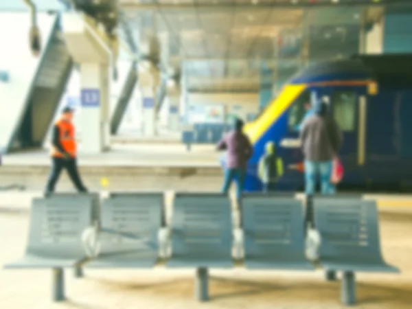 Mensen op een SNCF-station reizen met de trein — Stockfoto