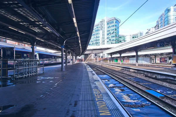 Estação de trem com edifício moderno no fundo — Fotografia de Stock