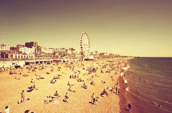 Visa den gyllene sandstranden på Brighton beach — Stockfoto