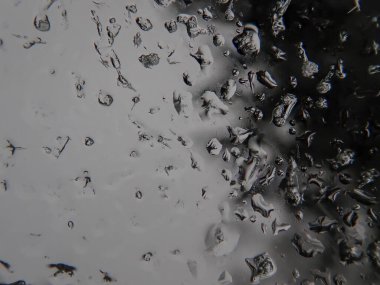 Penceresinde donmuş su damlaları olan soyut kış buz deseni..