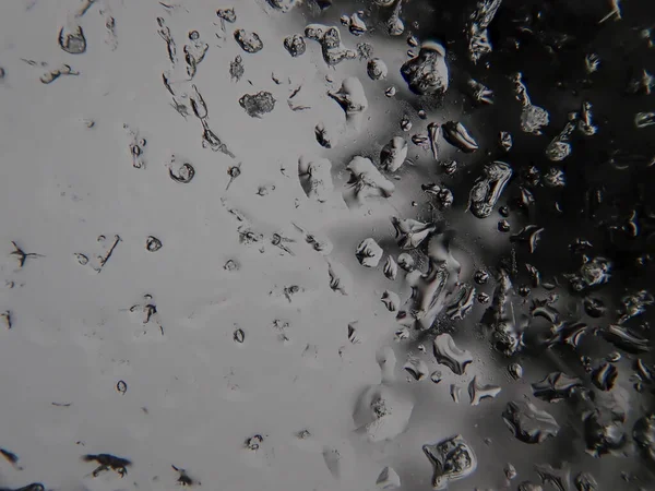 Penceresinde donmuş su damlaları olan soyut kış buz deseni..