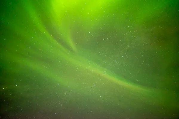 Όμορφα βόρεια φώτα aurora borealis στο φόντο του έναστρου ουρανού. — Φωτογραφία Αρχείου