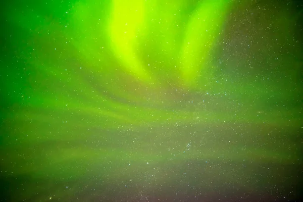 Schöne Nordlichter Polarlichter vor dem Hintergrund des Sternenhimmels. — Stockfoto