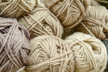 Uzman bir mağazadaki rafta yün iplik derileri. Hobi ve örgü perakendecisi.