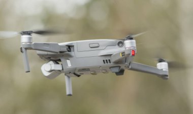 Tolyatti, Rusya - 4 Nisan 2021: Bir DJI MAvic Pro 2 fotoğrafının ormanın zemininde uçuşu. Yan görünüm