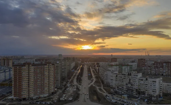 Sonnenuntergang über der Stadt Togliatti, Blick aus einem Quadrocopter — Stockfoto