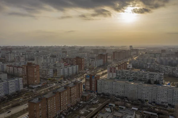 Ηλιοβασίλεμα πάνω από την πόλη Togliatti με θέα την περιοχή Avtozavodsky. Φωτογραφία από quadcopter — Φωτογραφία Αρχείου