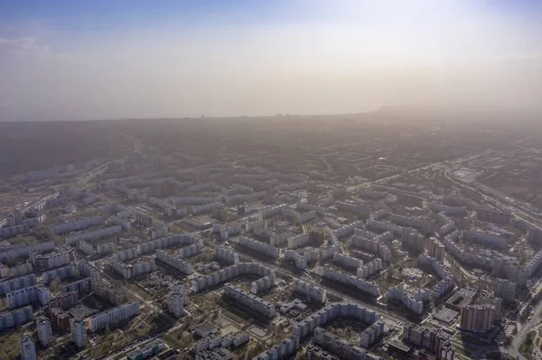 Sonniger Tag, Togliatti mit Blick auf den Bezirk Avtozavodsky. Foto aus einem Quadrocopter — Stockfoto