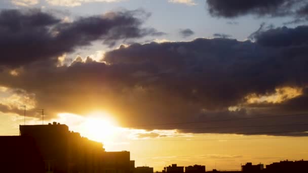 Timelapse de puesta de sol sobre la ciudad de Togliatti con nubes en el cielo y tonos anaranjados. fondo paisaje urbano — Vídeo de stock