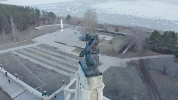 Вид с воздуха на памятник основателю Ставрополя графу Татищеву. Тольяттинская набережная — стоковое видео