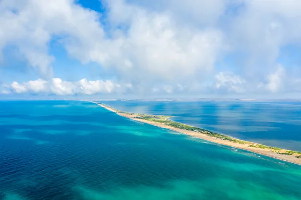 Bugaz Spit sul Mar Nero. Vista dall'alto. Cielo nuvoloso. Drone foto. — Foto Stock