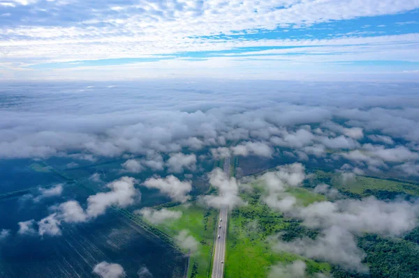 道路の車で、低雲、ドローンから撮影。上からの美しい風景 — ストック写真