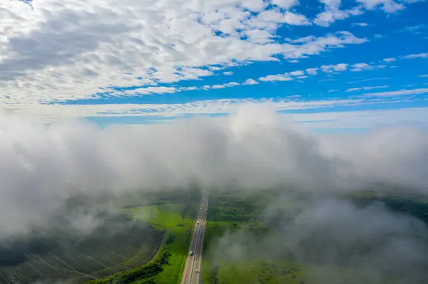 道路の車で、低雲、ドローンから撮影。上からの美しい風景 — ストック写真