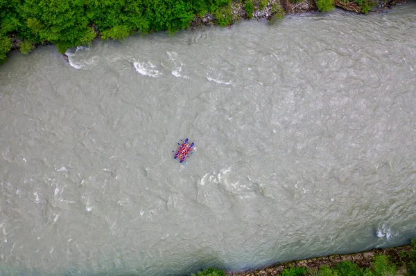 Luchtzicht, het toeristische team is rafting naar beneden de turbulente stroom van de rivier. Extreme en leuke sport. — Stockfoto