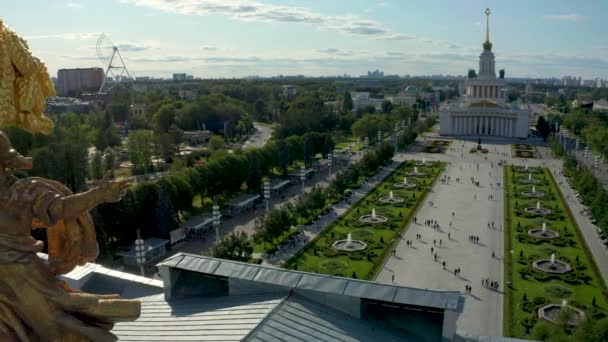 Moscú, Rusia - Julio 2021: Vista aérea de la entrada principal a la Exposición de Logros de la Economía Nacional — Vídeo de stock
