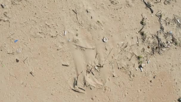 Ein von Menschen verschmutzter Strand, Luftaufnahme von einer Drohne. Trauriger Blick auf eine Küste voller Trümmer. — Stockvideo