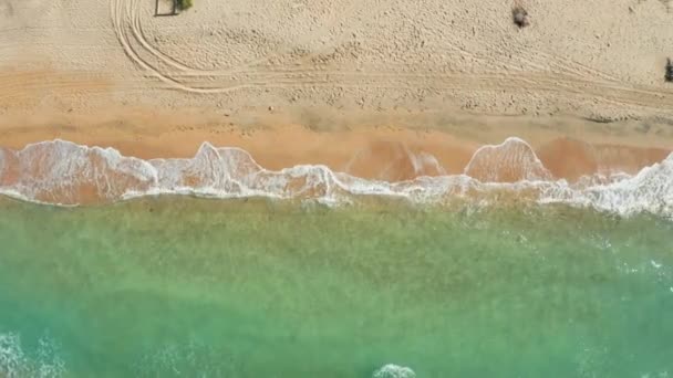 Movimiento de drones desde la vista de un pájaro Hermosa playa de arena. — Vídeos de Stock