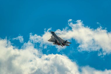 Zhukovsky, Rusya - 25 Temmuz 2021: Rus beş neslin avcı uçağı SU 57 Moskova 'daki MAKS 2021 salonunda gösteri uçuşunu gösteriyor.